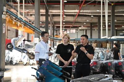 让泳坛巨星叶诗文惊出表情包！探访立马超级工厂，揭秘金牌好车诞生地